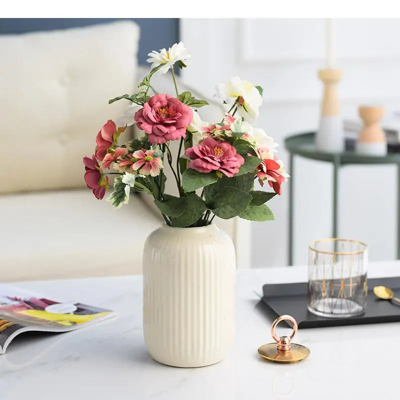 E﻿legant Ribbed Ceramic Vase